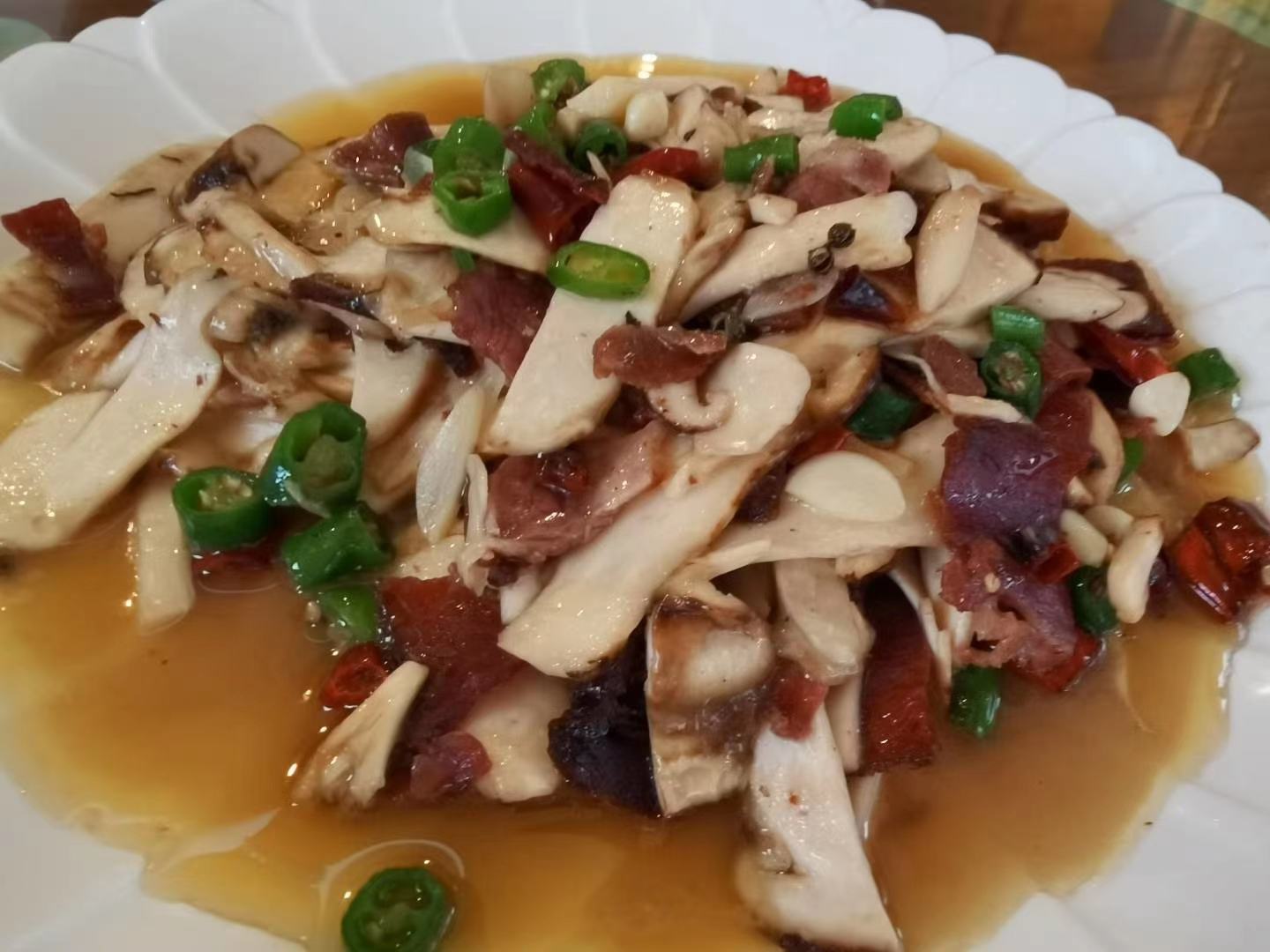 展示蒜香姬松茸炒牛肉的成品,色泽诱人,香气扑鼻 姬松茸炒牛肉成品图