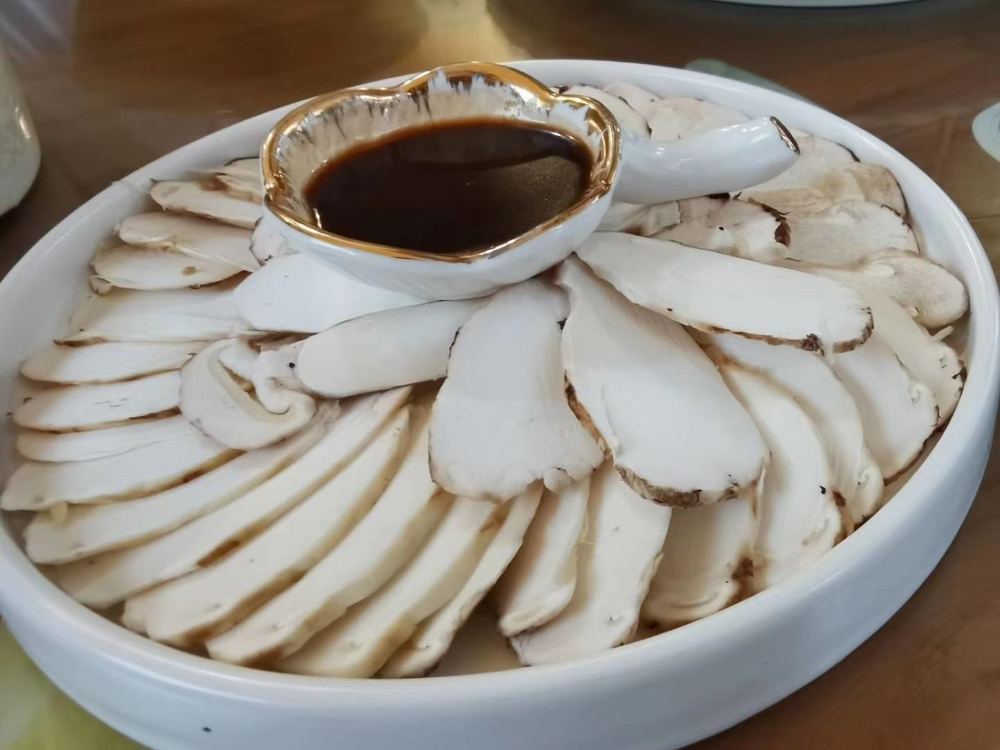 姬松茸炖五花肉成品图
