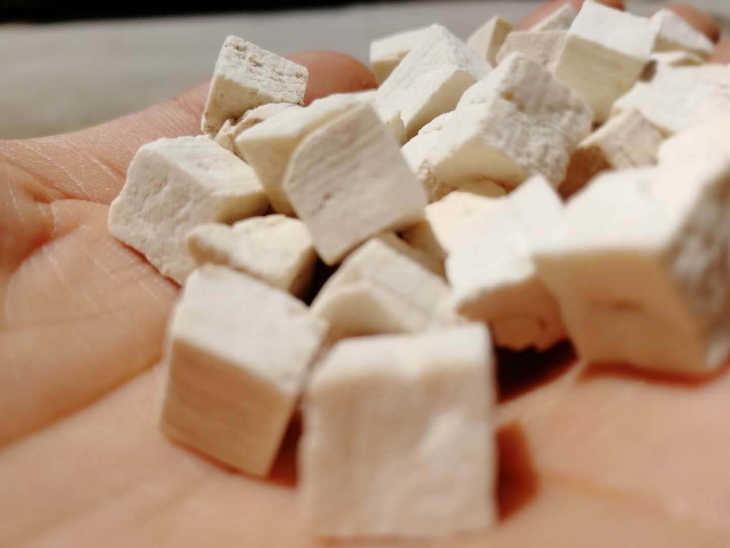 高清美食摄影:白扁豆经典健脾食疗方——白扁豆山药茯苓粥的标准化烹饪过程,突出原料真实性、火候控制与成品质感,体现药食同源实践场景 传统药膳制作过程:砂锅中 simmering 白扁豆山药茯苓粥,表面浮有细腻米油,旁边摆放新鲜山药片、干茯苓块及称量好的白扁豆,背景为中式木质料理台