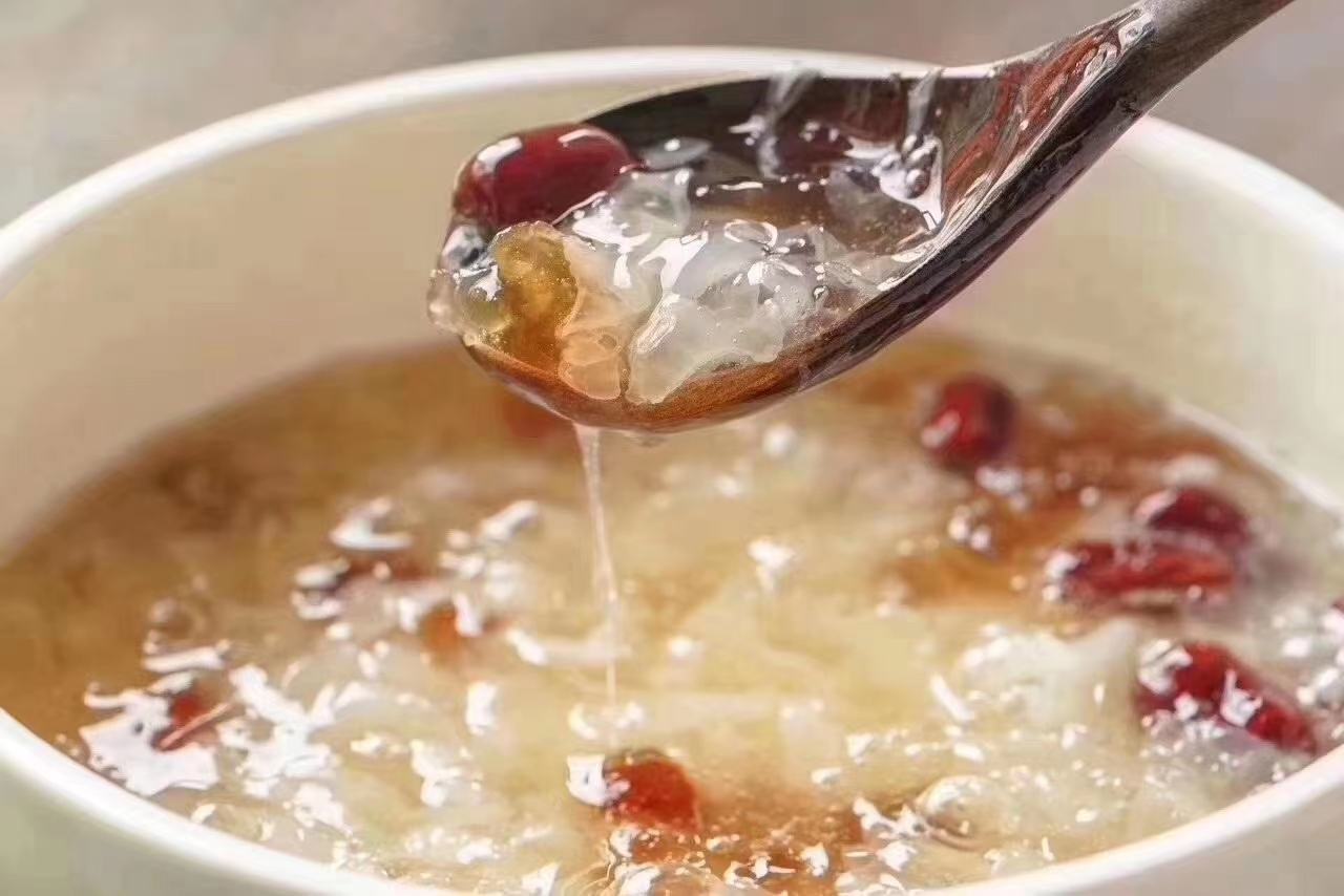 展示银耳炖煮过程中的细腻胶质释放 椴木小银耳炖煮过程