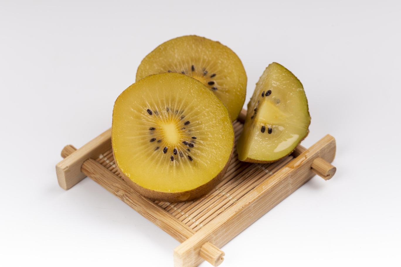 黄心猕猴桃果篮与厨房切片摆盘场景,展示其作为健康食材的日常使用方式 黄心猕猴桃果篮与厨房场景
