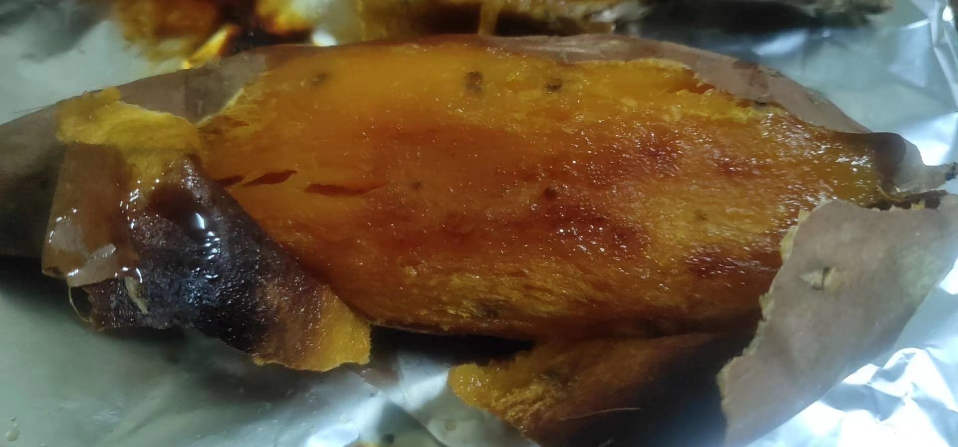 空气炸锅中的龙薯条正在烘烤,表面微微泛黄 薯龙薯条在空气炸锅中烘烤过程