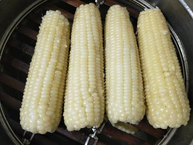 玉米蒸熟图