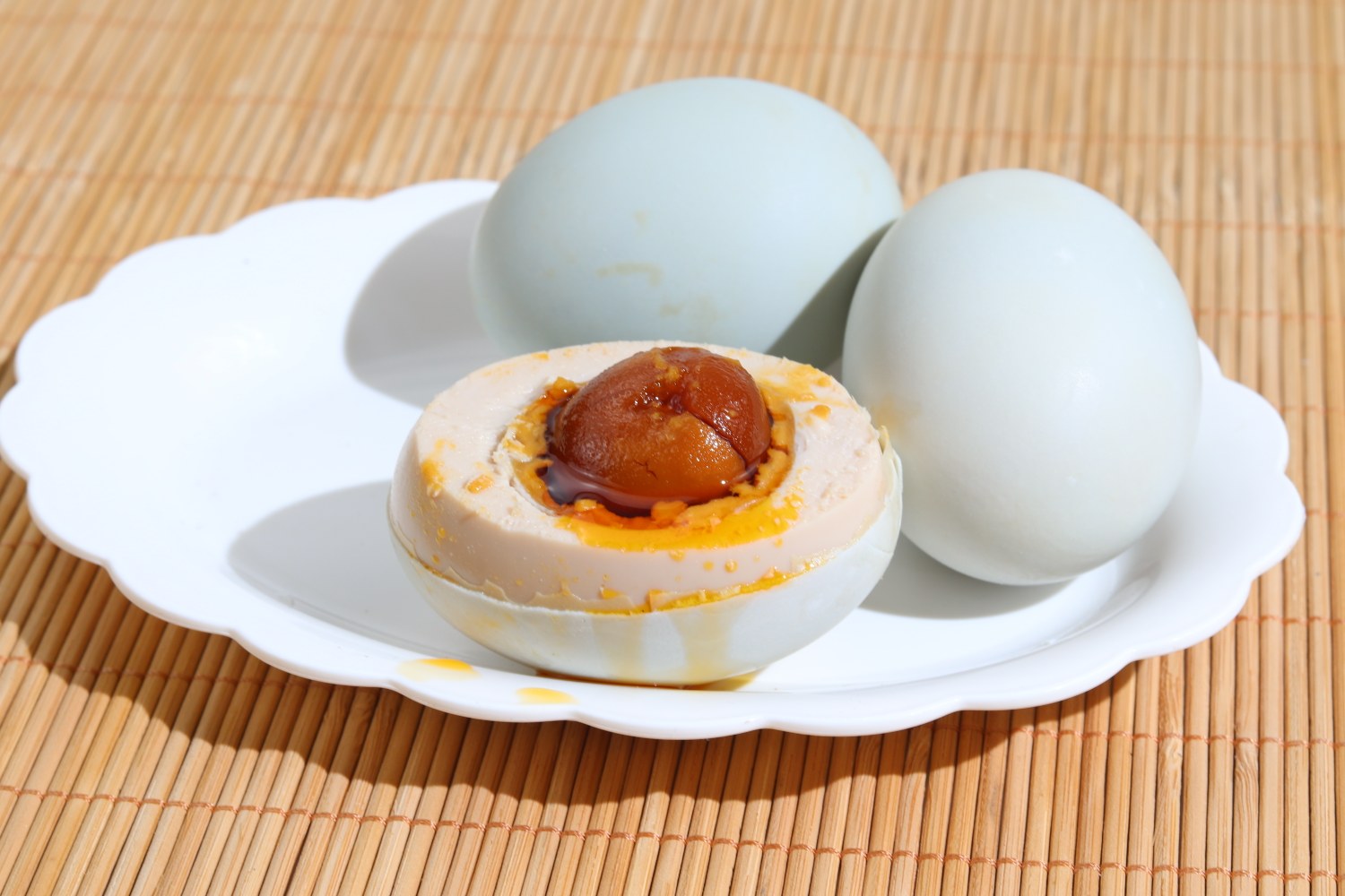 广西北部湾流油红心海鸭蛋60-70克厂家批发包邮