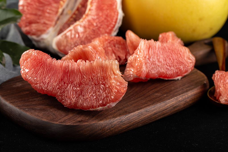 琯溪蜜柚果肉切开,果肉细腻多汁,色泽诱人 琯溪蜜柚果肉特写