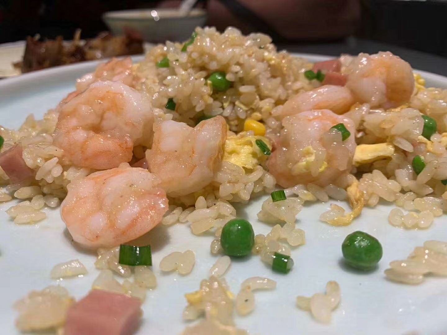 一盘刚出锅的清炒虾仁豌豆菜肴特写