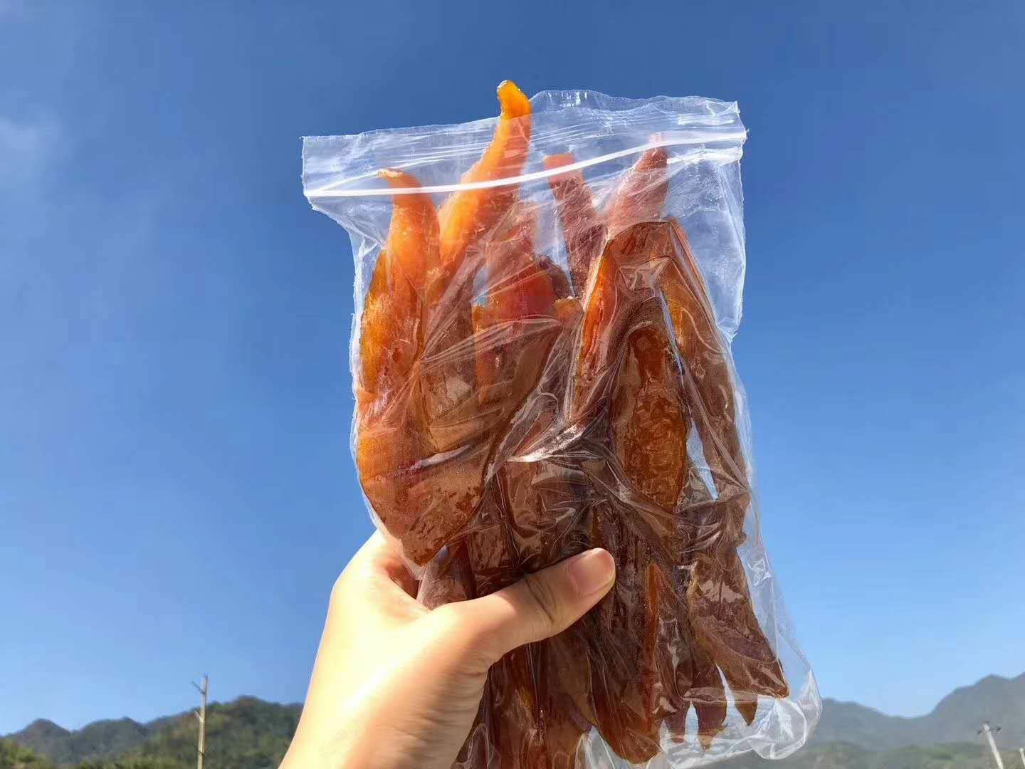 展示一位年轻人在早晨阳光下饮用紫薯汁,背景为健康生活方式场景 紫薯榨汁与健康人群