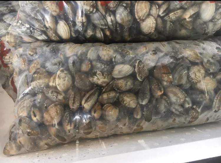 消费者在超市挑选花蛤产品的场景
