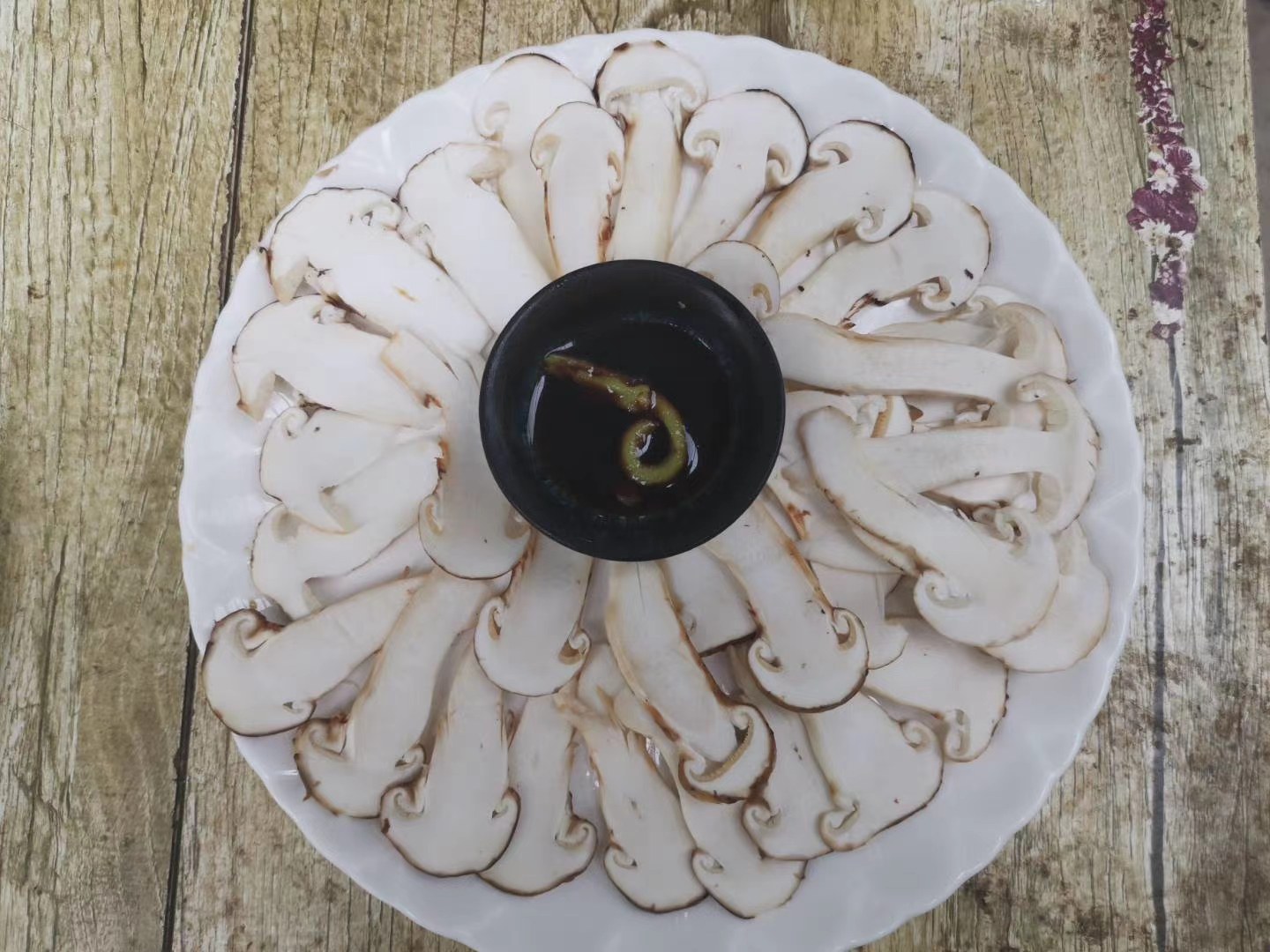 松茸在锅中轻蒸或涮煮的烹饪过程图,展现健康料理方式 松茸烹饪场景图