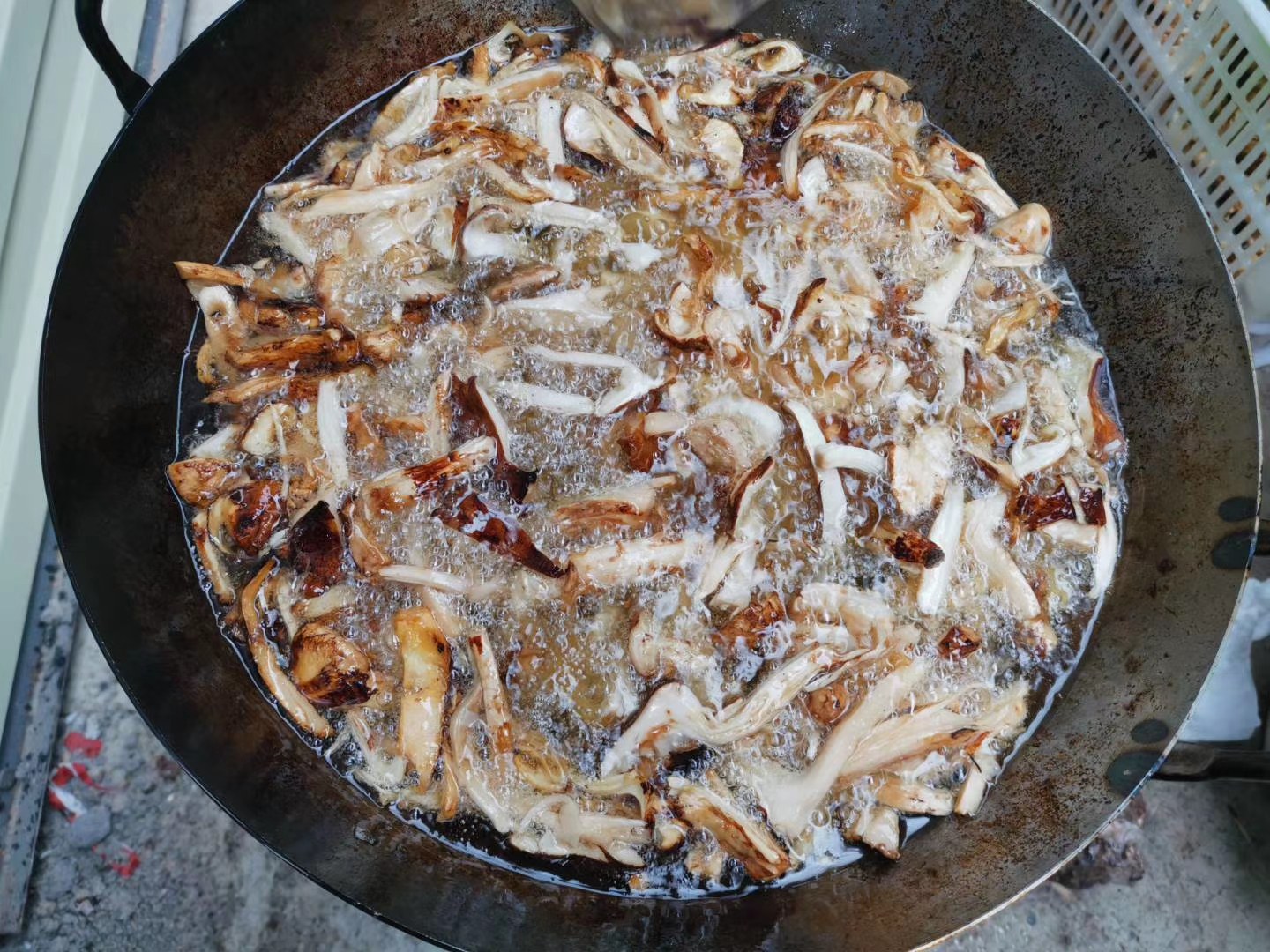 煎制后的雅江松茸特写，呈现诱人的金黄色泽