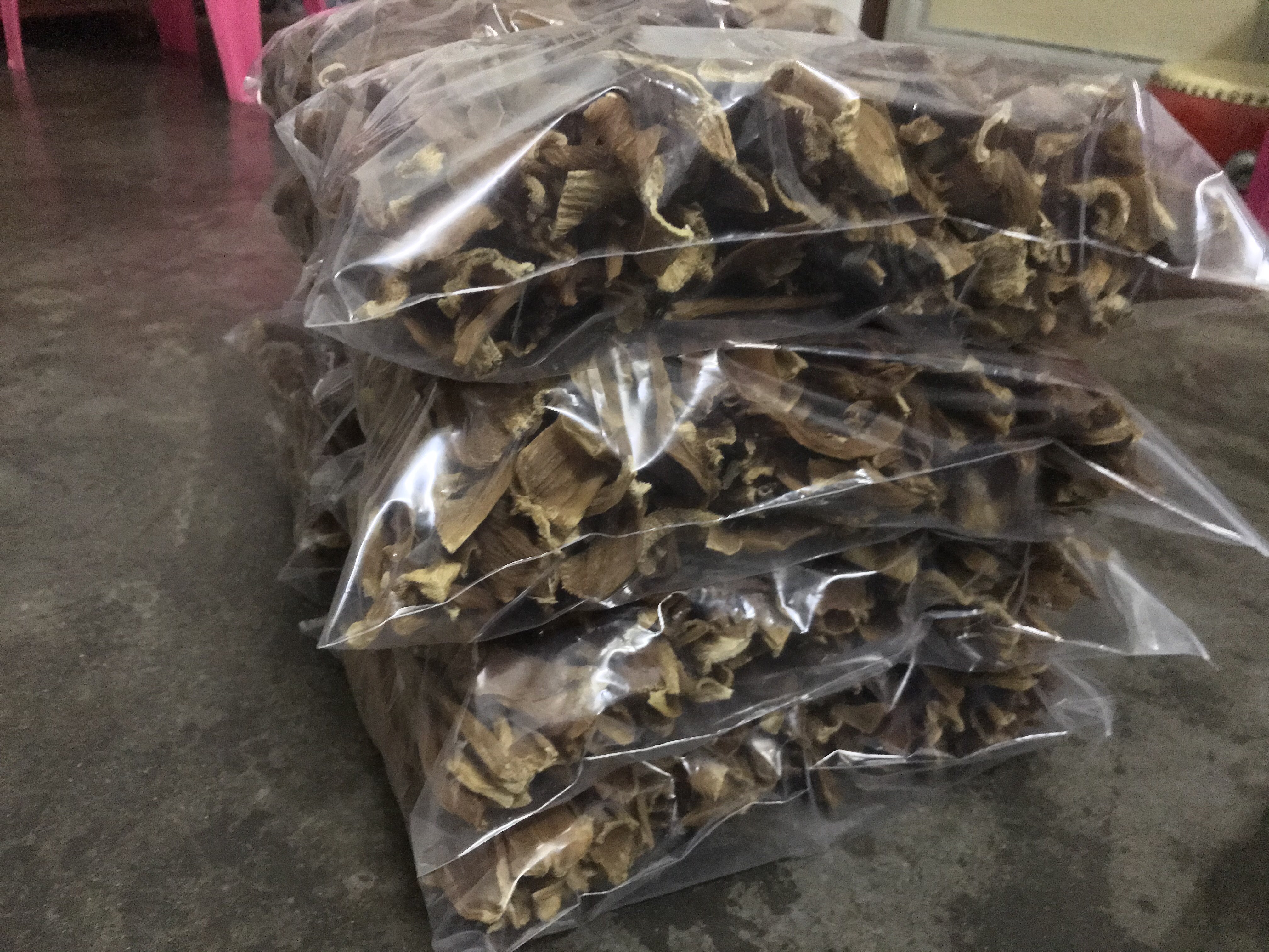 黑竹笋深加工产品包括真空包装鲜笋、笋干、即食笋片等 黑竹笋加工产品展示