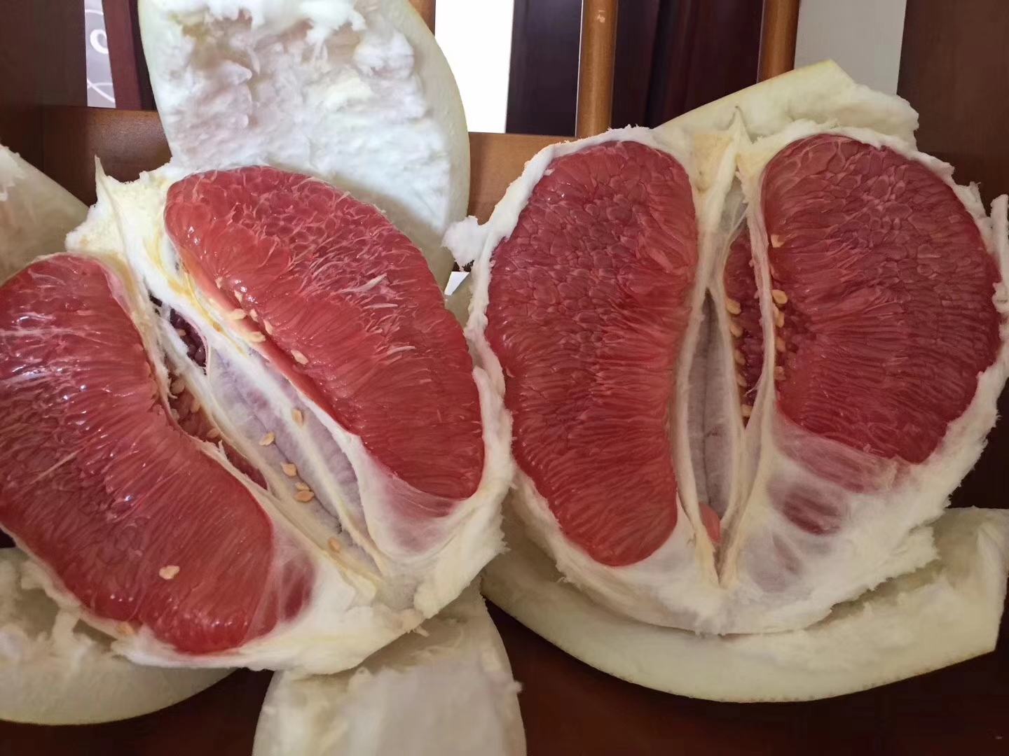 展示山红蜜柚果实的红润果皮与细腻果肉 山红蜜柚果实特写