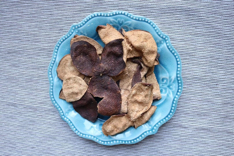 孩子鼻塞时揉鼻子的情景