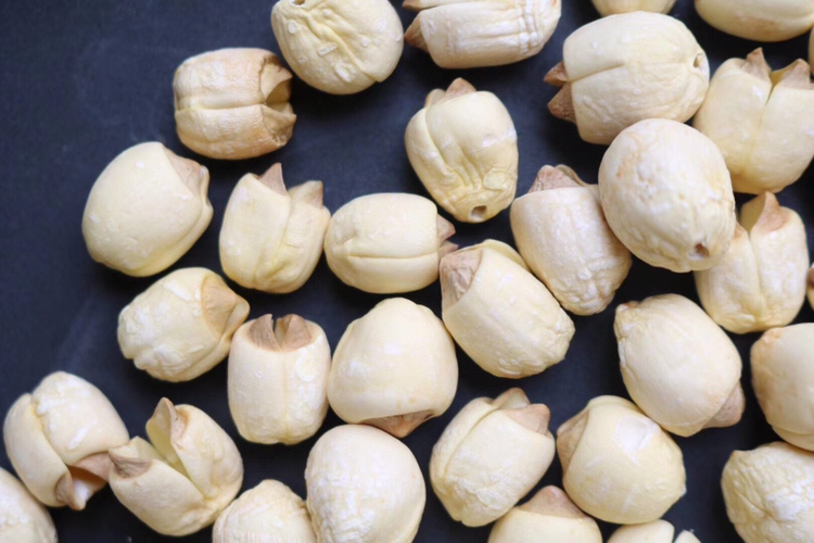 展示白莲子的主要营养成分及其含量表格,包含热量、蛋白质、碳水化合物等关键指标 白莲子营养成分表