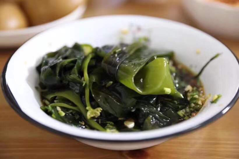 展示鱼腥草根凉拌的成品图,配以红油、蒜末、香菜,色泽鲜亮,适合夏季食用 鱼腥草根凉拌成品图