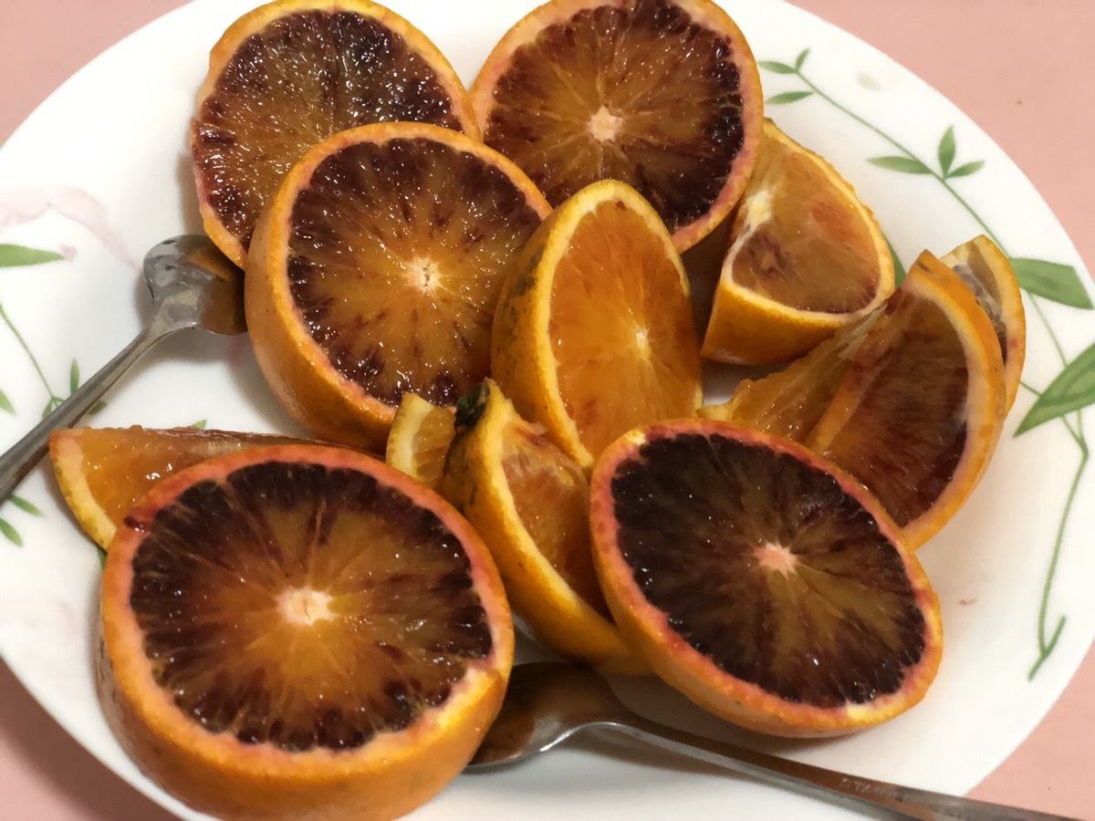 蒸好的血橙蒸盐成品,色泽诱人 血橙蒸盐成品展示