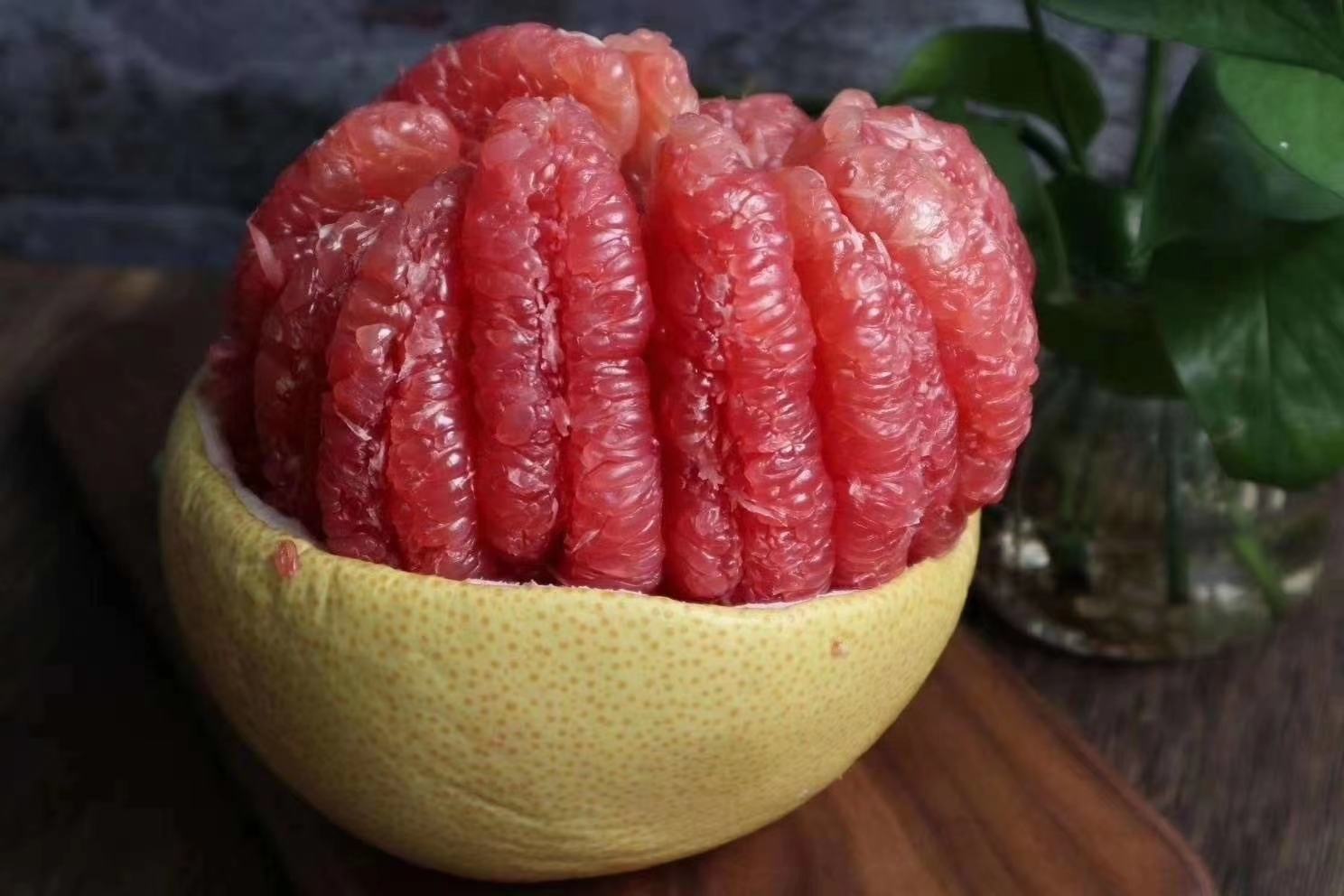 平和琯溪红心蜜柚整果特写：梨形果实，表皮青黄泛橙晕，油胞细腻均匀，顶部微凸带明显果蒂痕