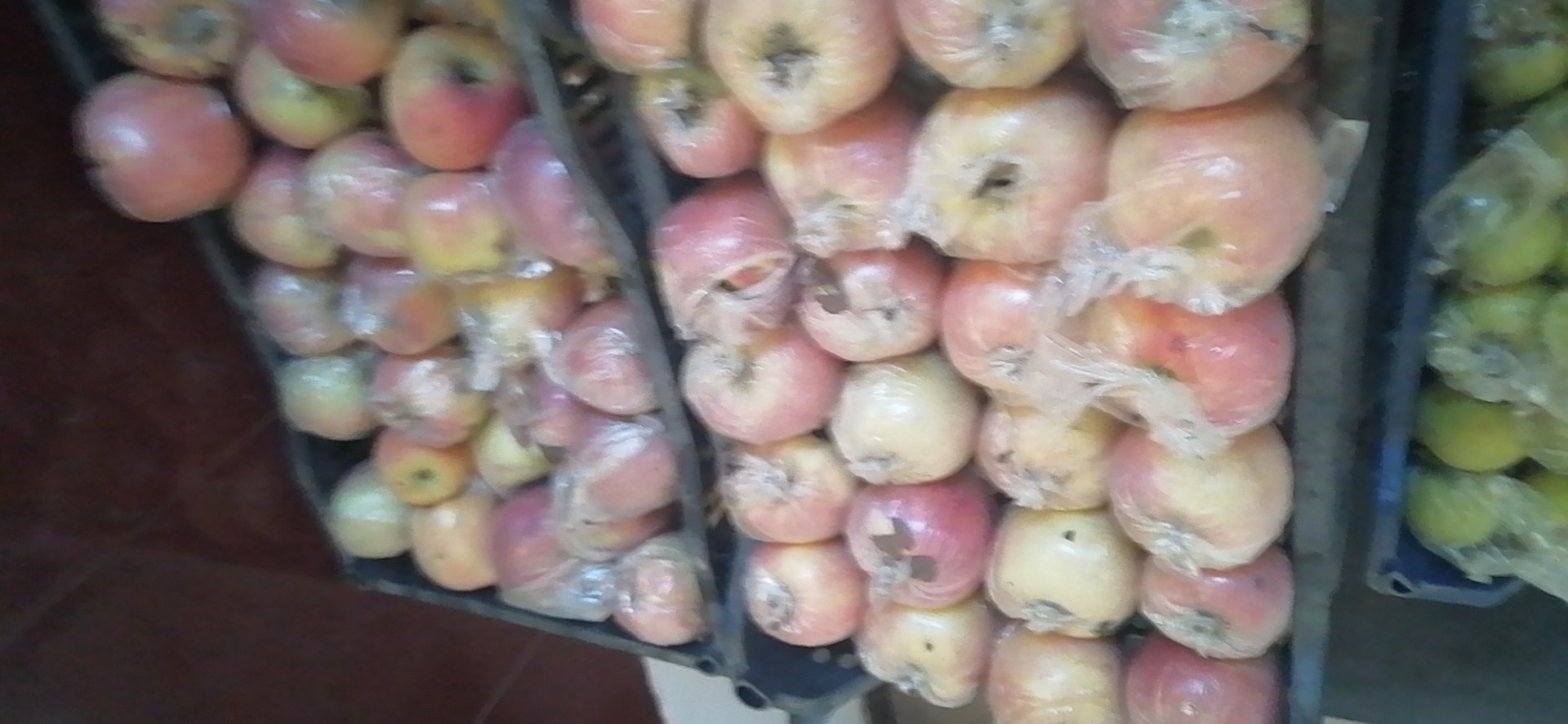 超市货架上摆放整齐的红星苹果包装礼盒