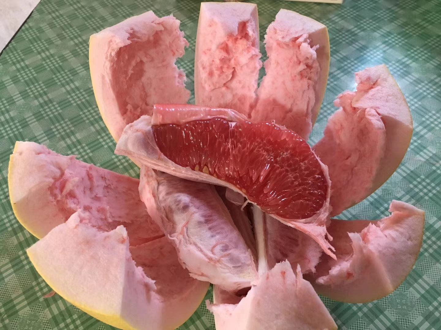 三红柚切开展示果肉颜色