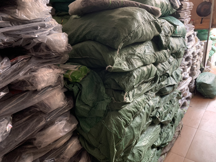 展示不同规格的海带卷产品包装,包括即食小包装和家庭装,标签清晰,突出产地和健康卖点 海带卷产品包装展示