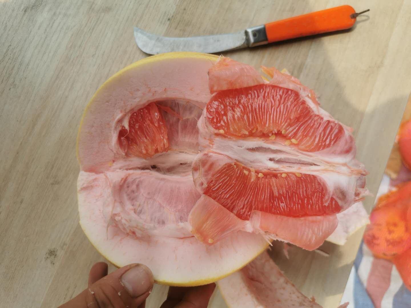 红心柚切开展示果肉