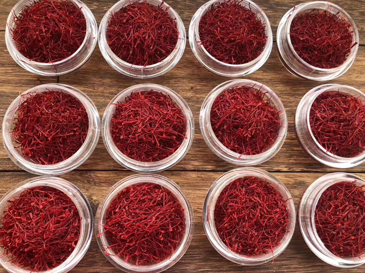 装瓶完成的柠檬泡椒萝卜成品图