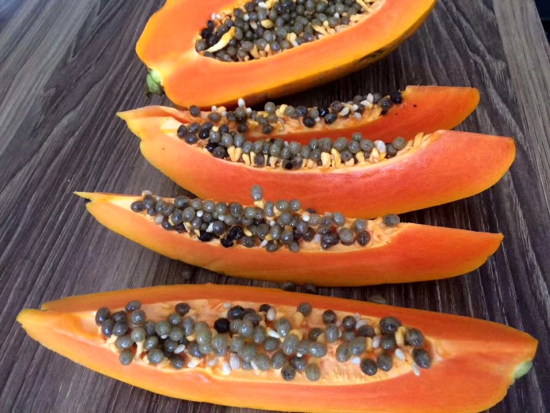 切开的成熟木瓜特写