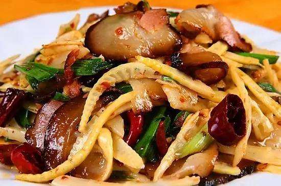 莴苣丝与肉丝在锅中翻炒