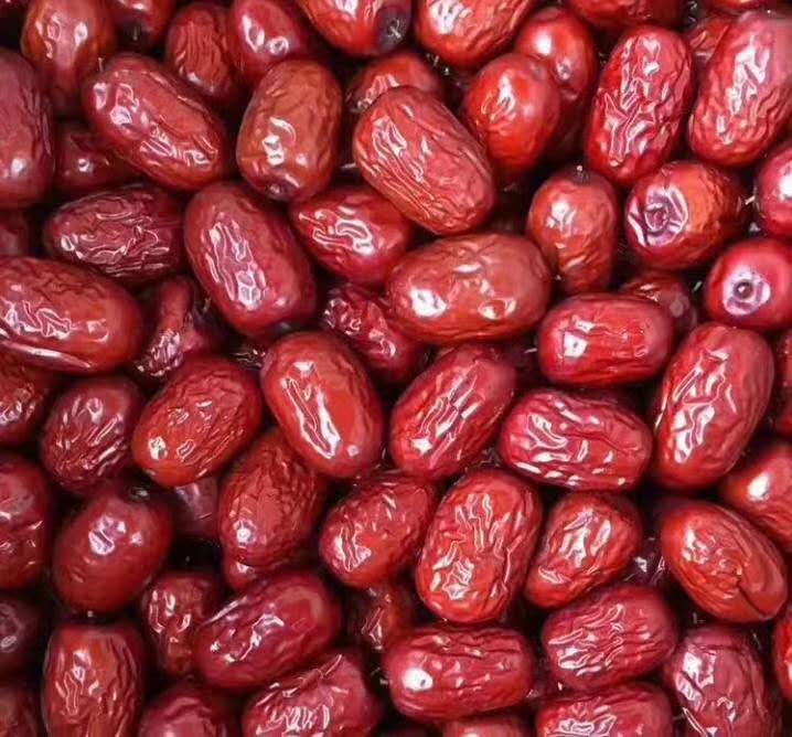 和田骏枣成熟果实特写,展示其饱满的果形与深红色泽 和田骏枣成熟果实特写