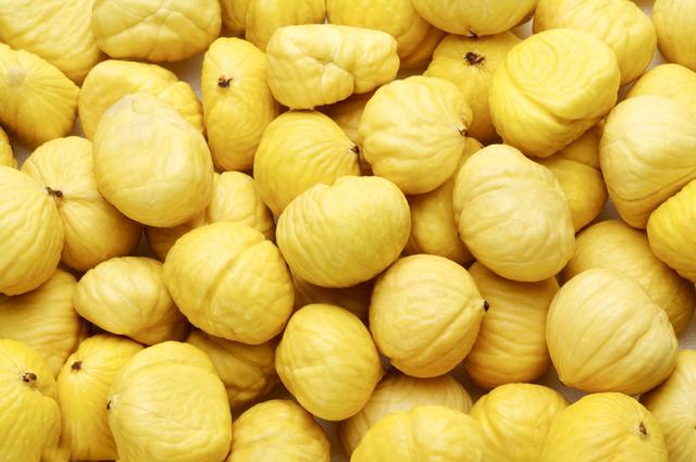 厨师正在将迁西板栗倒入炖煮中的五花肉锅中