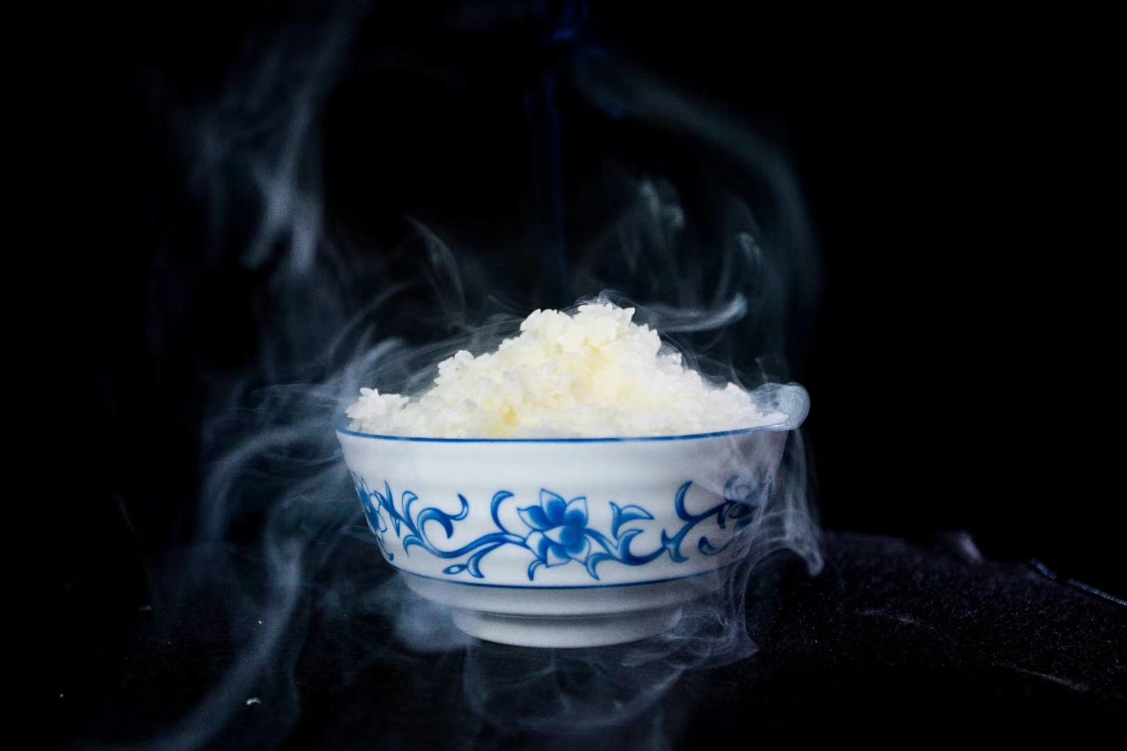 厨房中正在蒸煮长粒香大米的过程