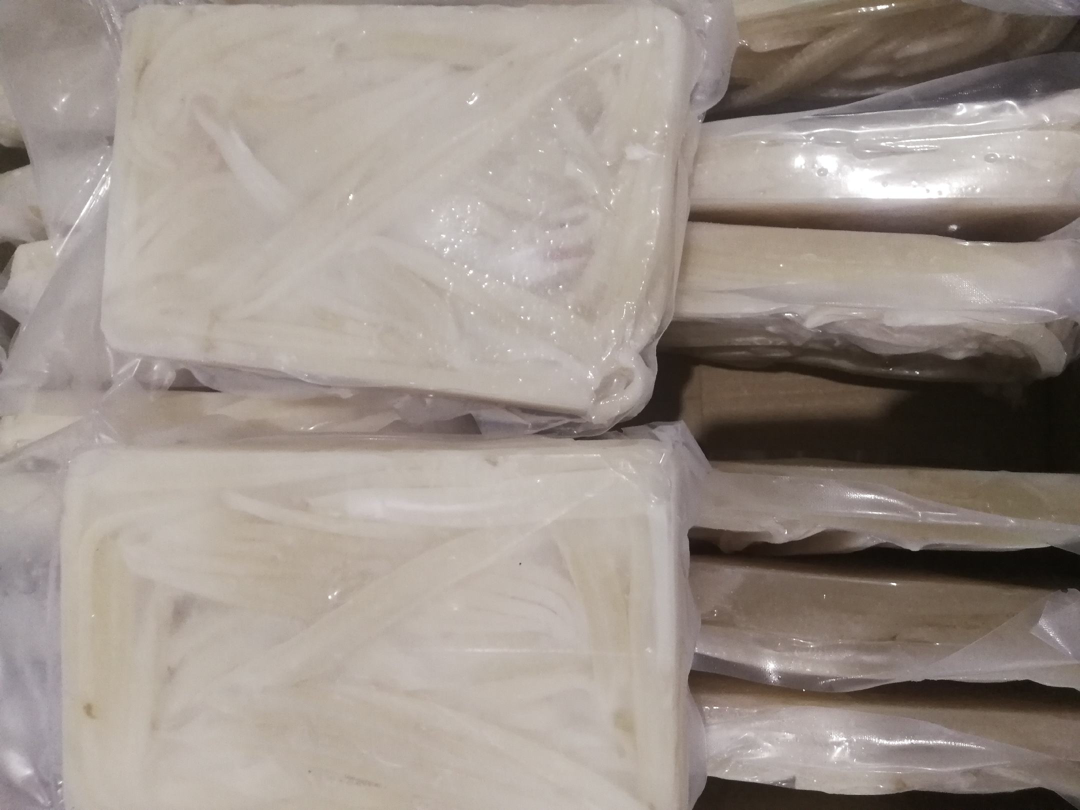 展示多种不同品牌和口味的鱿鱼丝产品,包装上印有主要成分说明 鱿鱼丝产品展示图