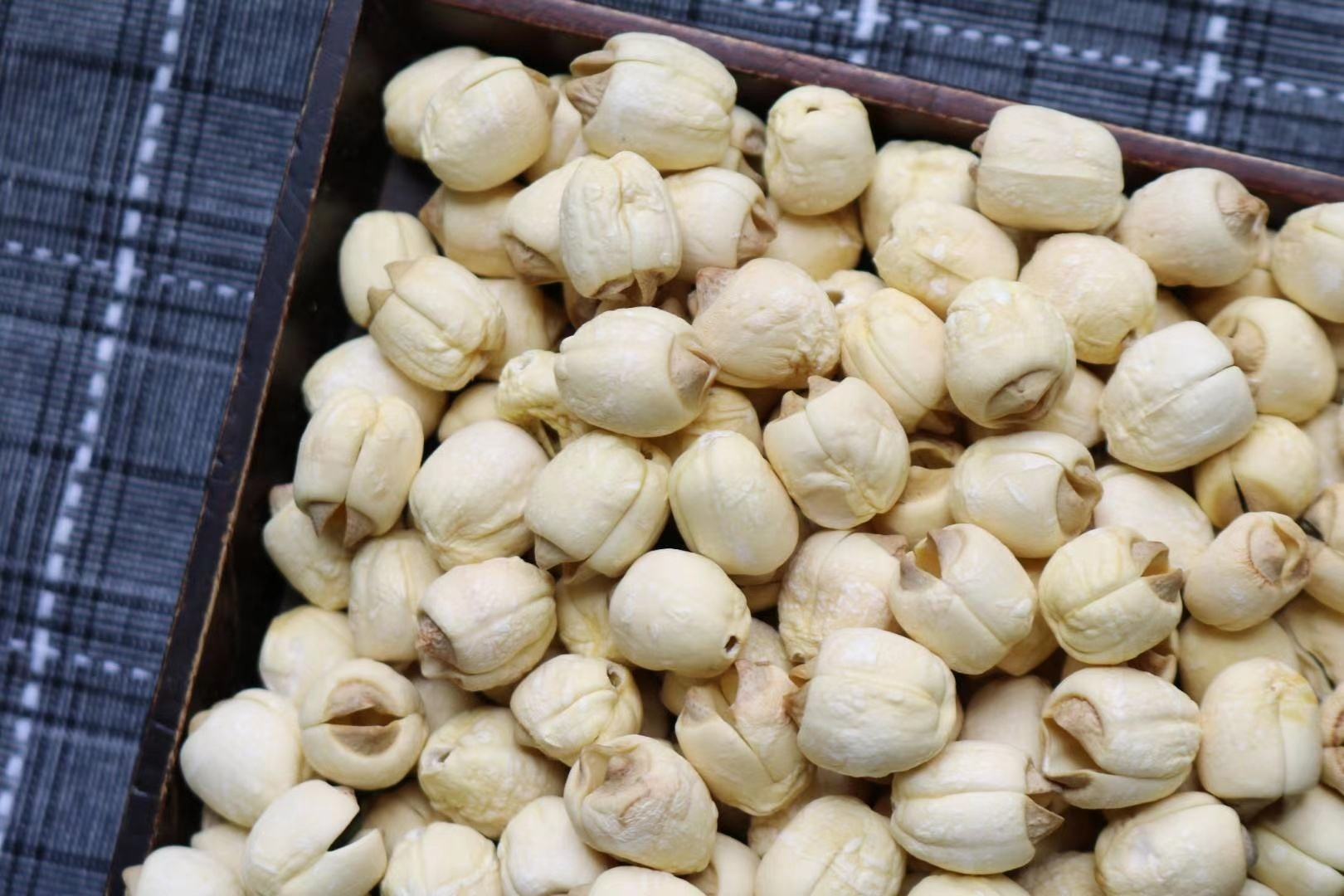 莲子特写,展示干燥莲子颗粒饱满、色泽自然的状态 莲子特写