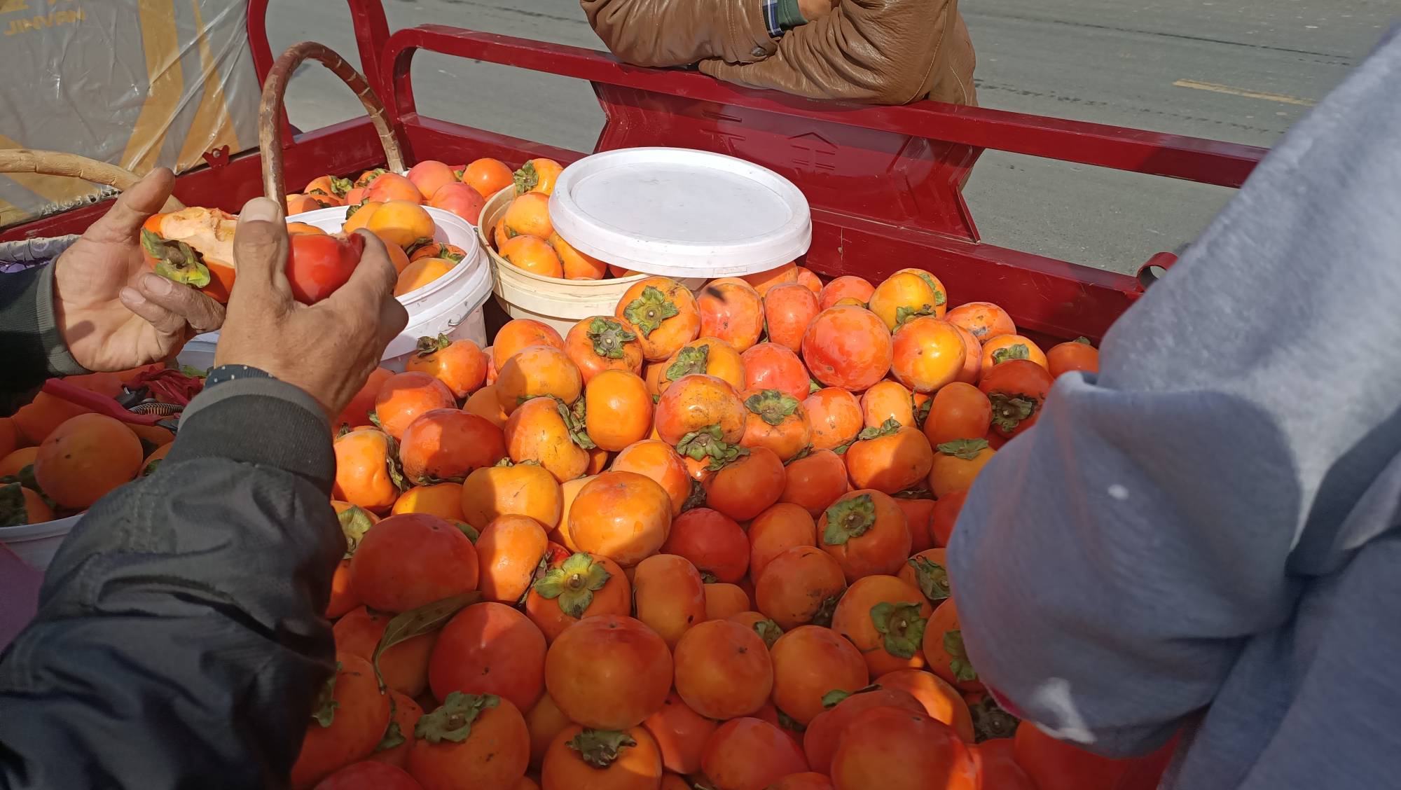 大秋甜柿在超市货架上的展示
