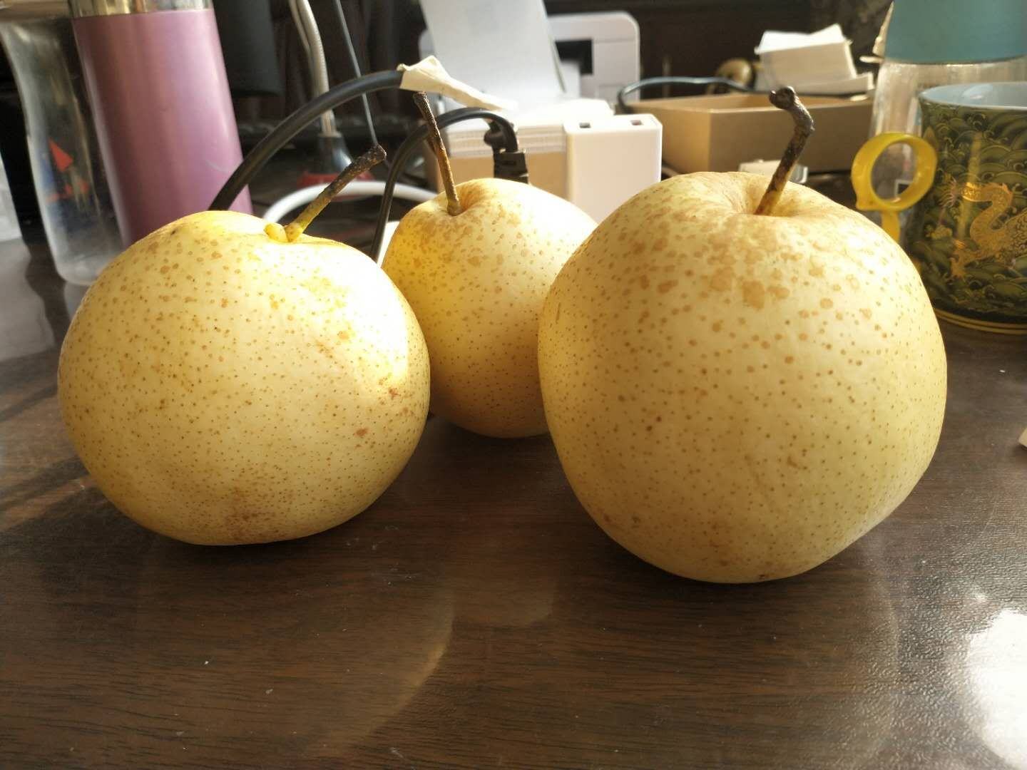 家庭厨房中梨与其他水果混放场景