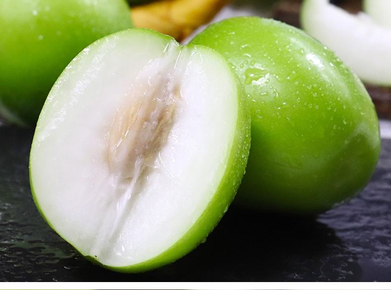 青枣清洗后晾干并切开处理,准备泡酒 青枣清洗与切开处理