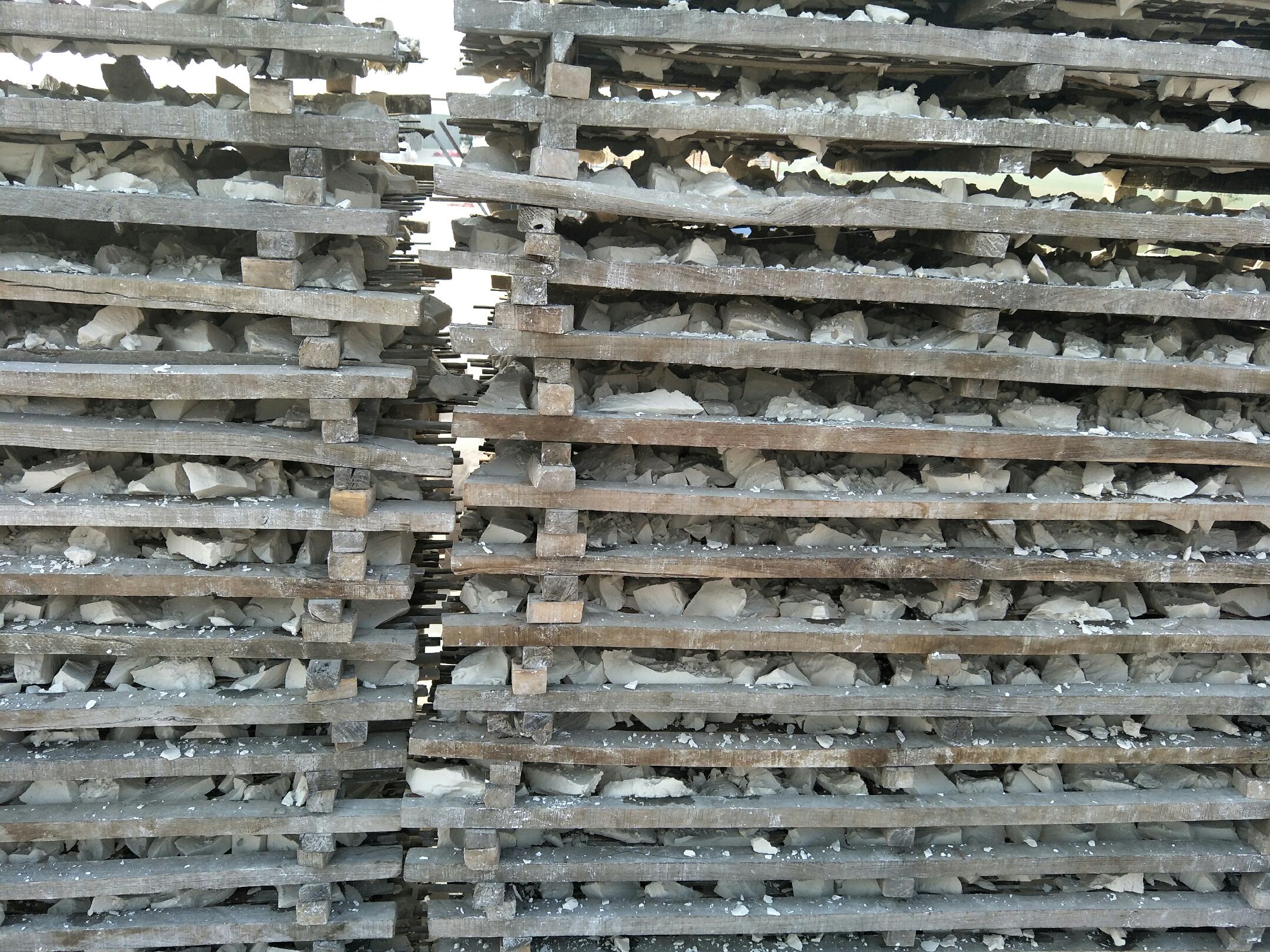 展示黑玛卡在粉碎机中被打成粉的过程,旁边摆放着筛网和密封罐 黑玛卡粉的制作过程