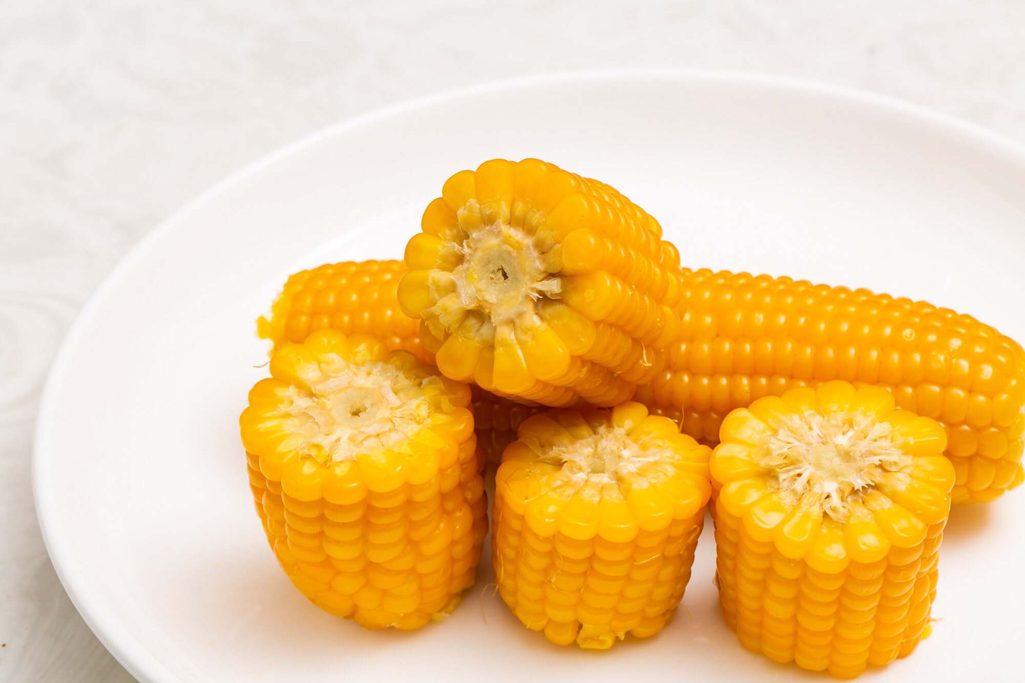 蒸煮后的甜玉米摆盘图