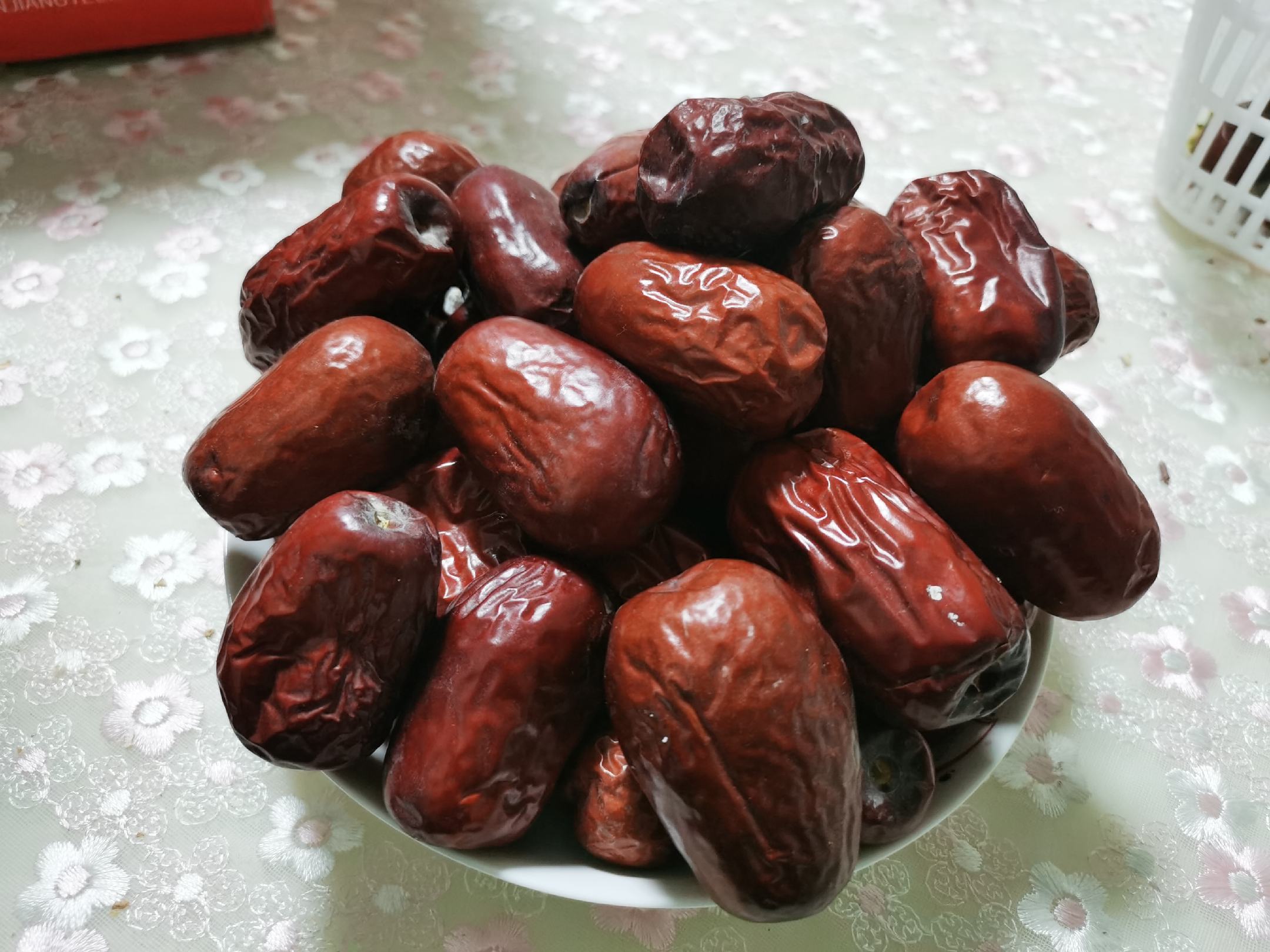 一盘切开的新鲜骏枣特写，展示内部果肉结构
