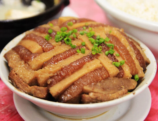 荔浦芋头制作的扣肉菜肴