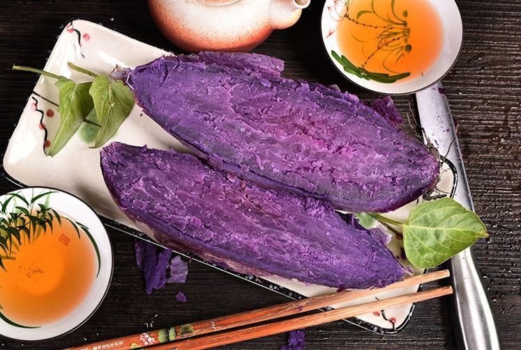 家庭厨房中烹饪紫薯的场景