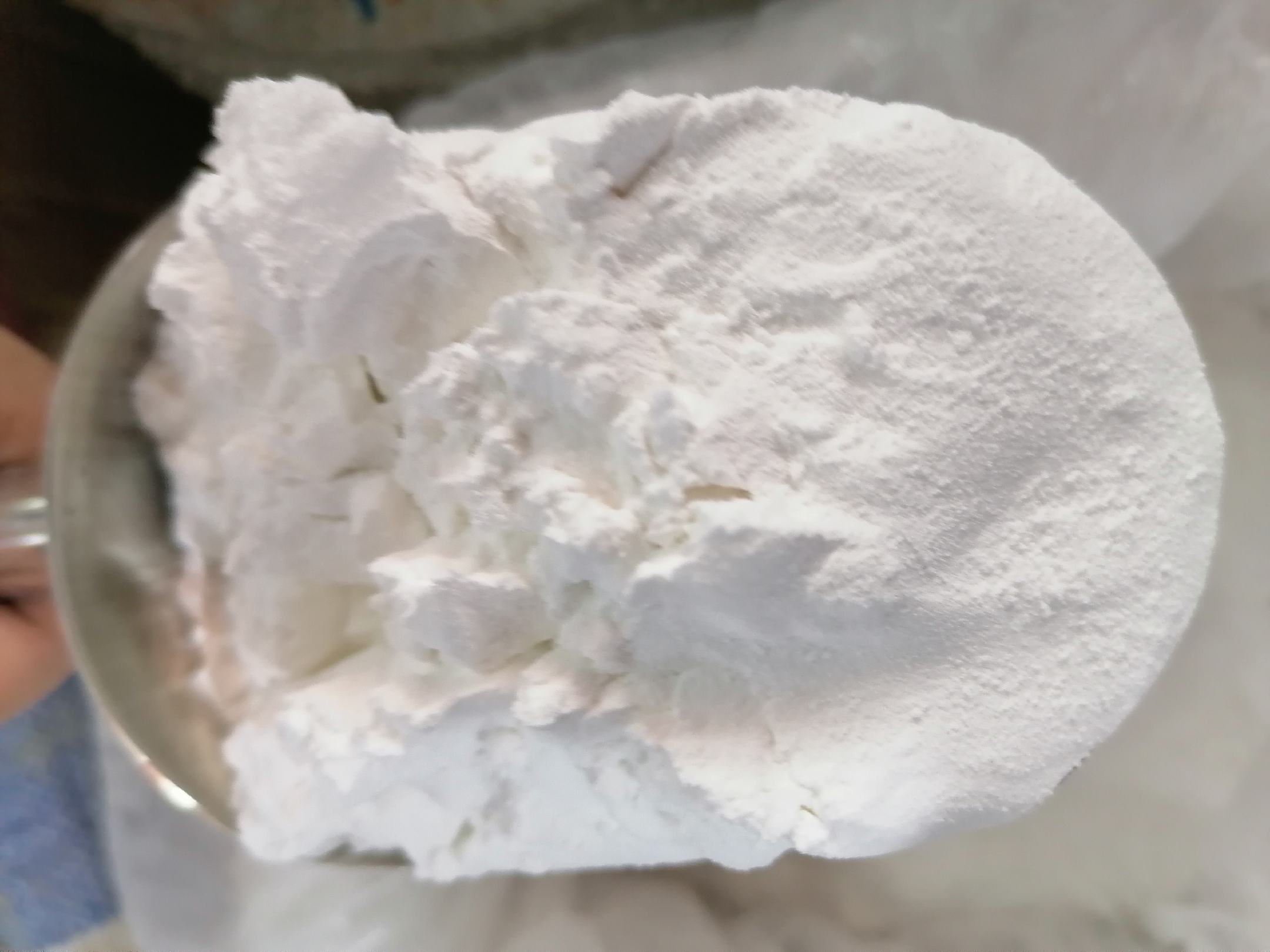 葛根素分子结构与降血糖作用机制示意图,展示其与胰岛素受体的相互作用 葛根素分子结构与降血糖作用示意图