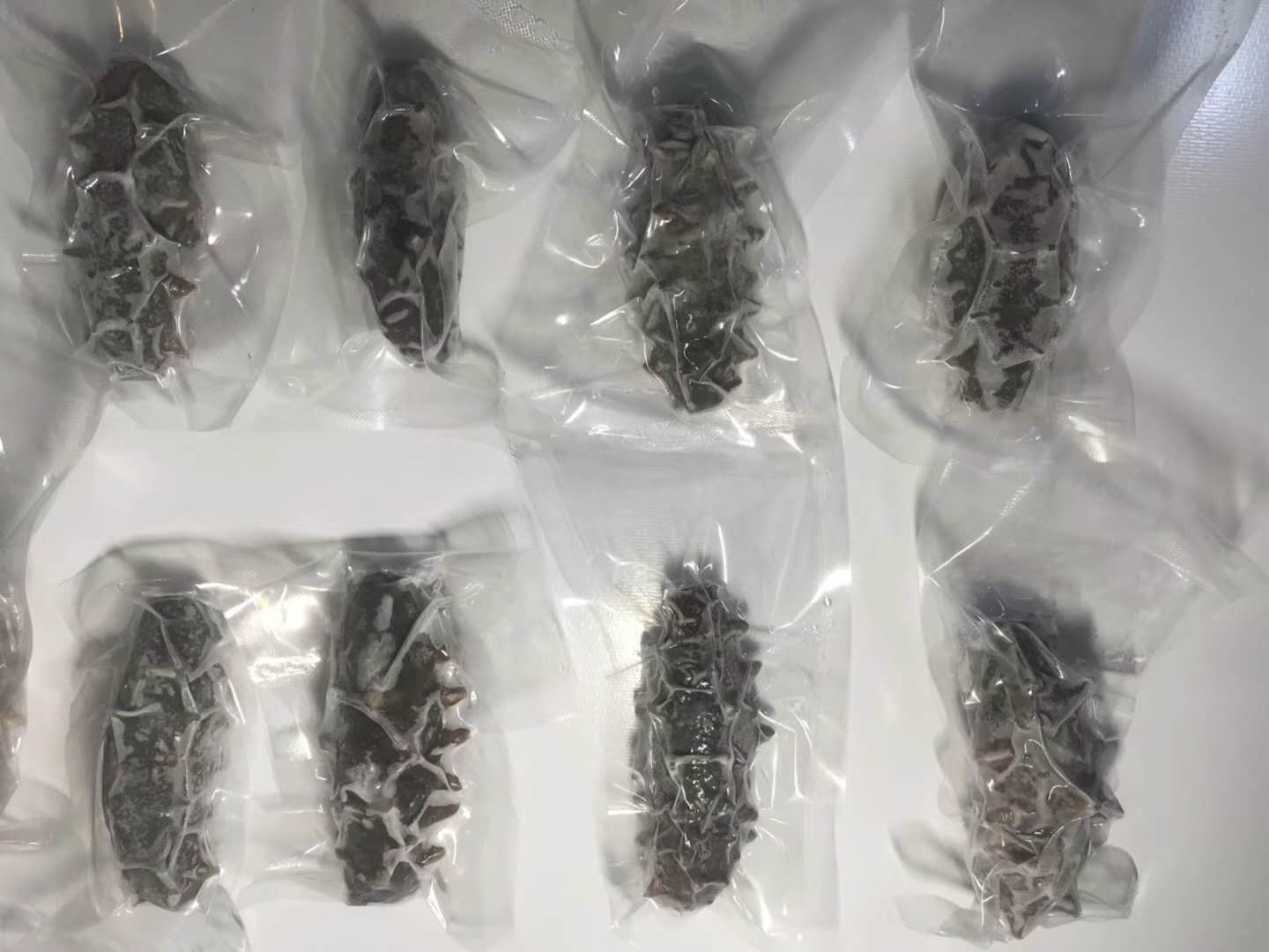 模拟电商平台商品详情页:展示一盒独立小包装的即食保鲜参,透明盒盖可见内部呈琥珀色的半透明海参本体,旁边配有蘸料包与加热说明卡,背景标注‘零添加’‘冷链直达’‘开袋即食’等宣传标签 即食保鲜参电商页面截图示意图