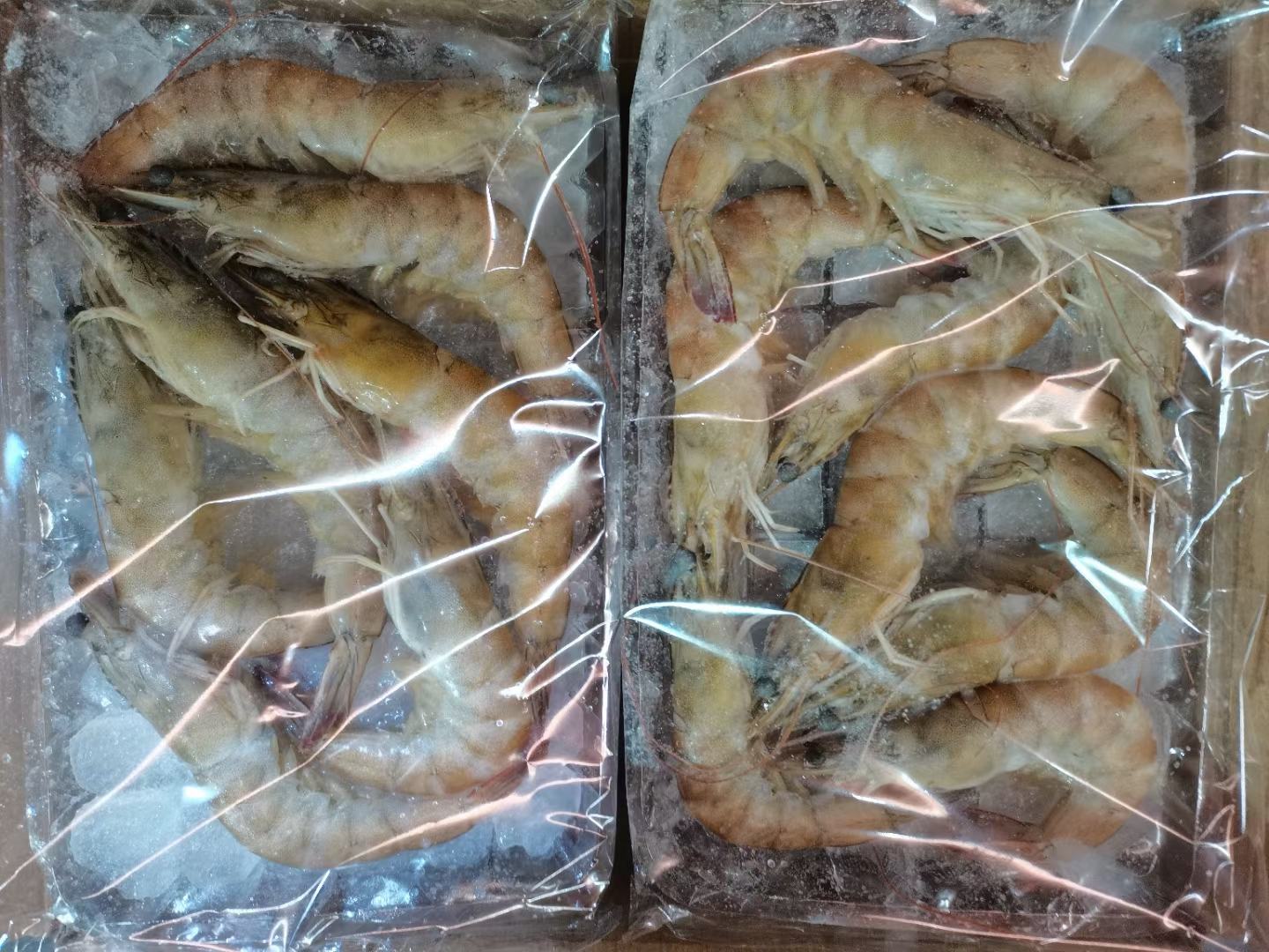 超市冷鲜柜中陈列包装好的对虾产品，标签清晰标注“南美白对虾 30头/斤 净重500g”