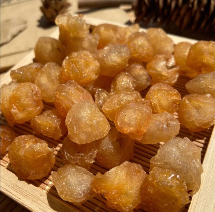 生活化食养场景:突出'寒热平衡'核心理念,葡萄柚块呈自然弧形摆放,生姜片透亮微卷,桂圆肉饱满棕红,所有食材均标注克重标签(葡萄柚150g/姜2g/桂圆3g) 葡萄柚食养场景图:青花瓷碗盛放切块葡萄柚,旁置生姜薄片与桂圆肉,背景为中式木质料理台,散落枸杞与陈皮丝