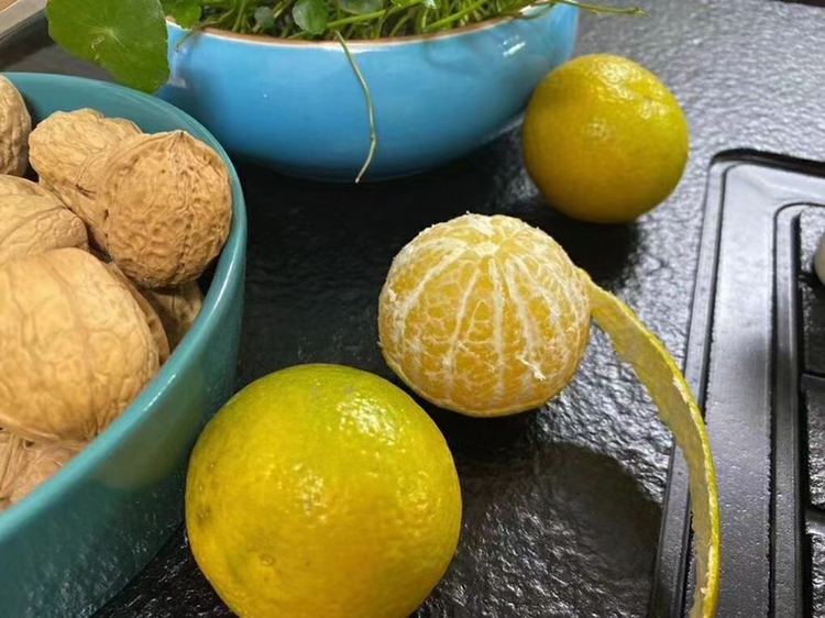 皇帝柑创意食谱拼图：左上为玻璃杯盛装冰镇皇帝柑气泡水（金黄果肉悬浮于透明气泡中，插薄荷叶）；右上为白瓷盘盛放皇帝柑虾仁牛油果沙拉（色彩明快）；左下为青花小碗盛陈皮普洱茶，浮着两片卷曲干柑皮；右下为金黄蓬松的皇帝柑皮屑馒头切面特写