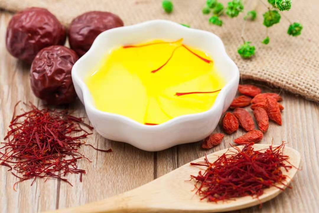 花胶红枣炖瘦肉制作过程分解图：1.泡发花胶（清水浸泡48小时，容器标注'4℃冷藏'）；2.焯水瘦肉（沸水烫30秒去浮沫）；3.砂锅冷水入料（花胶+瘦肉+姜片）；4.文火炖煮3小时（灶具火焰高度≤1cm）；5.加入红枣续炖30分钟