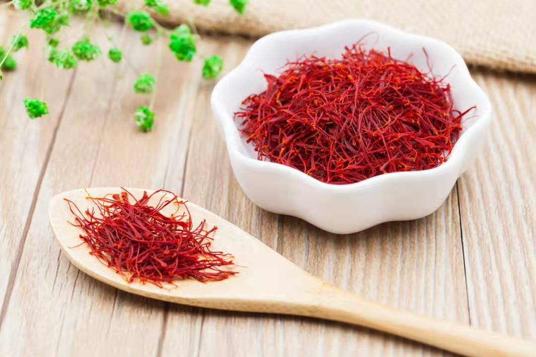 香芹与猪耳朵的原材料摆放在案板上,旁边放着调料碗 香芹与猪耳朵的原材料摆放在案板上,旁边放着调料碗