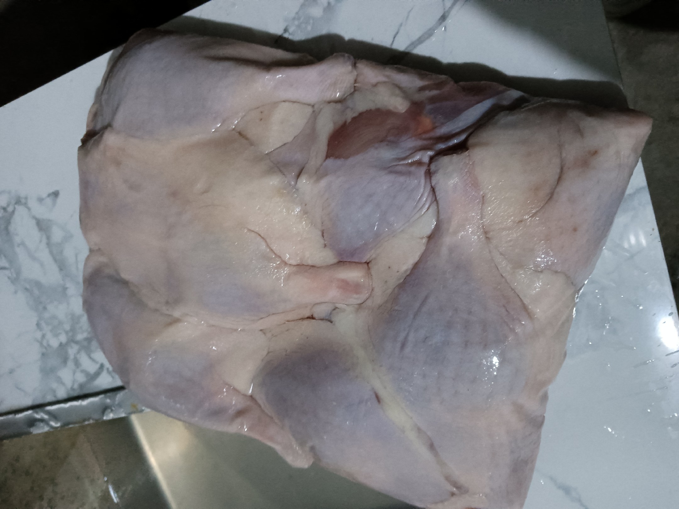 鸭腿与芸豆分装处理特写:左侧不锈钢盆中为泡发饱满的乳白色干芸豆,豆粒圆润无皱缩;右侧砧板上为焯水后沥干的鸭腿,表皮微黄、无血水渗出,旁边散落姜片、葱结与八角香料 鸭腿与芸豆分装处理特写:左侧不锈钢盆中为泡发饱满的乳白色干芸豆,豆粒圆润无皱缩;右侧砧板上为焯水后沥干的鸭腿,表皮微黄、无血水渗出,旁边散落姜片、葱结与八角香料