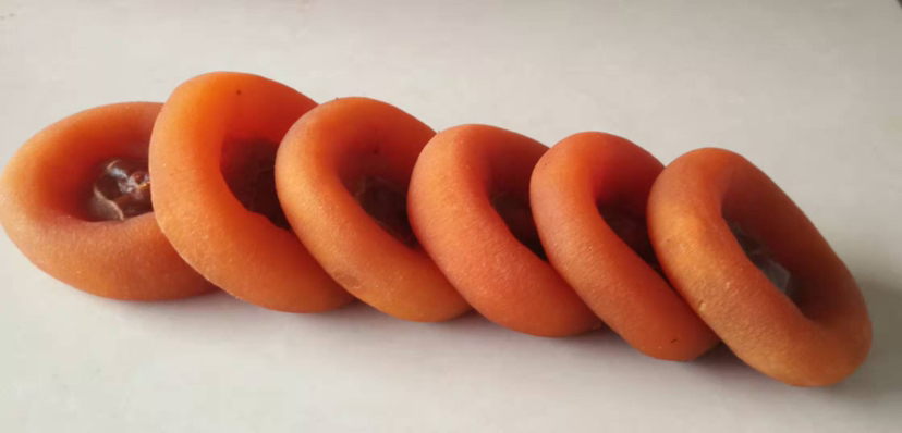 手工制作脆枣的家庭场景